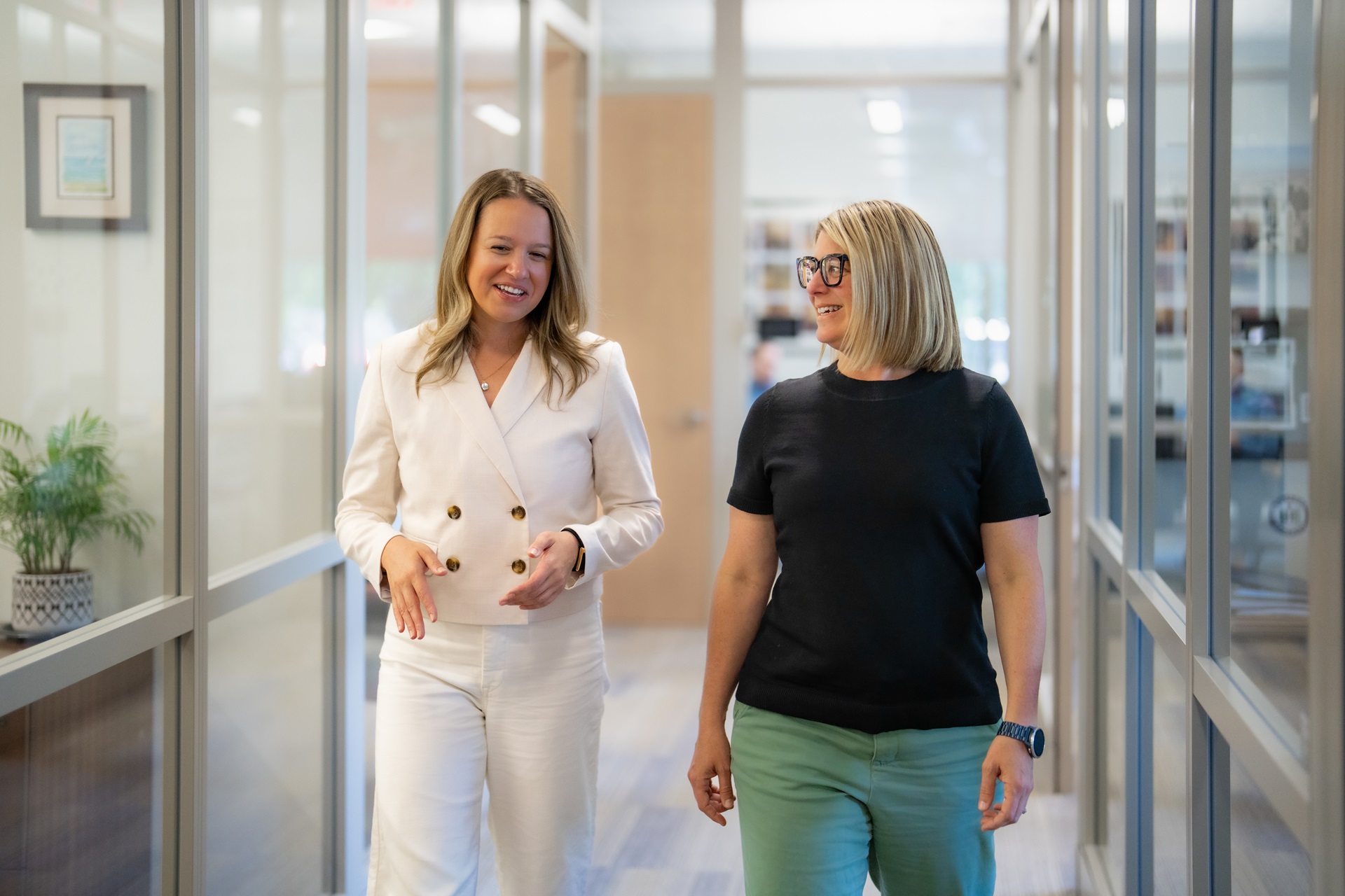 2020 annual report-front-cover- close up of laptop of employees on a video call meeting