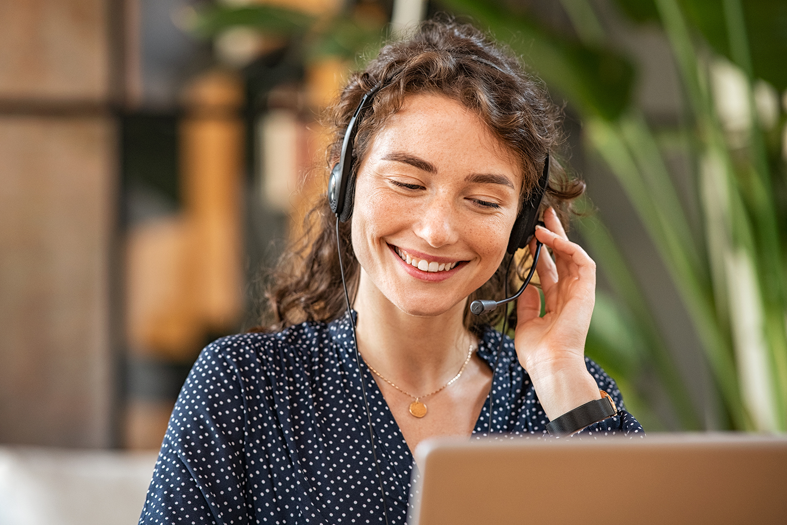 Call Center professional providing support